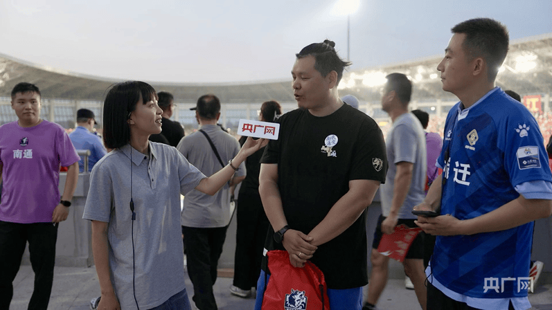 我在现场丨苏超这叫扬叔 - 全网最会整活的苏超球迷  足球圈热梗收割机半年：我们追着球跑 捡满了故事