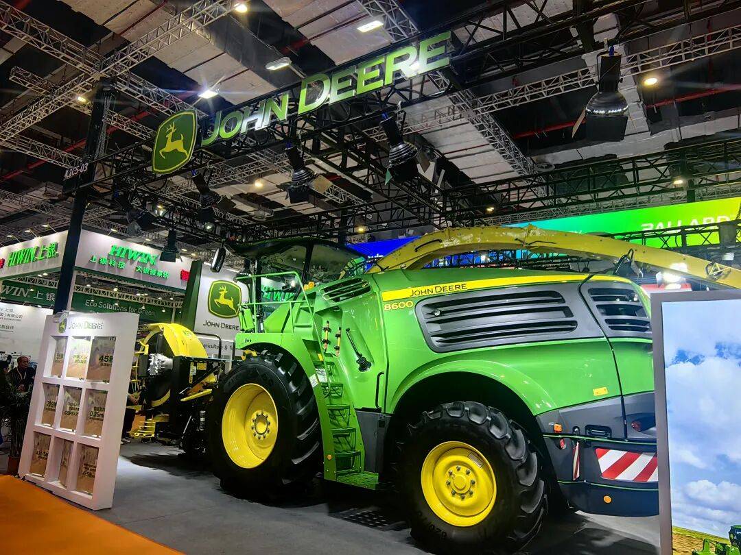 一天24万人逛进博会，外企卖力带货丨一线