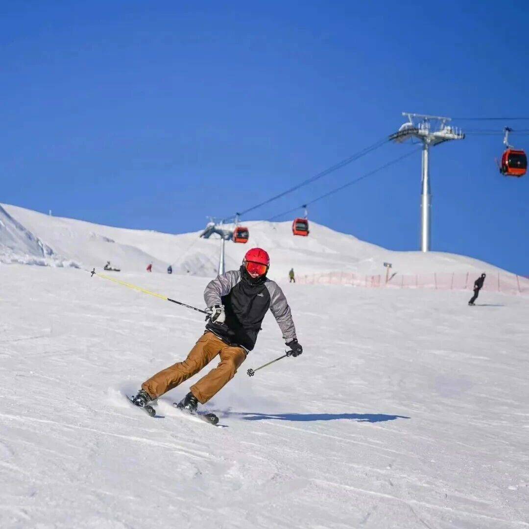 今日吉克普林国际滑雪场开板啦！畅滑粉雪，邂逅冬日禾木~_度假区_银装素裹_雪板