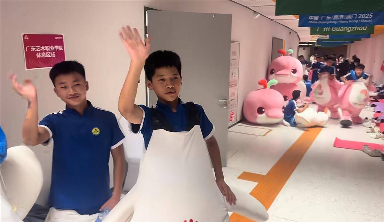 全运会“大湾鸡”意外走红，系40名“10后”武校学生扮演，被称为“史上最癫吉祥物”，总指挥：没想到会这么出圈