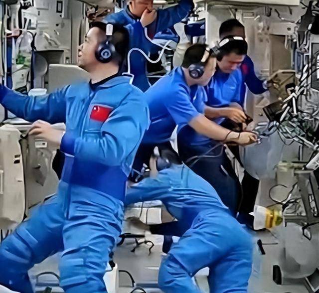 原创 刚刚!神舟二十号三名航天员顺利出舱,还带回120公斤宝物?