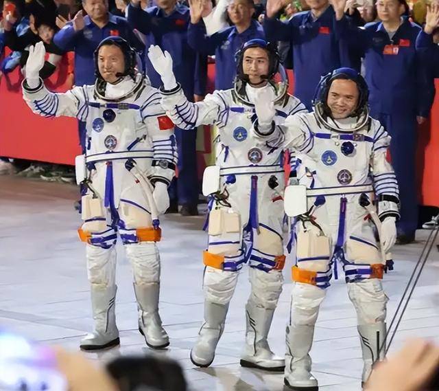 原创 刚刚!神舟二十号三名航天员顺利出舱,还带回120公斤宝物?