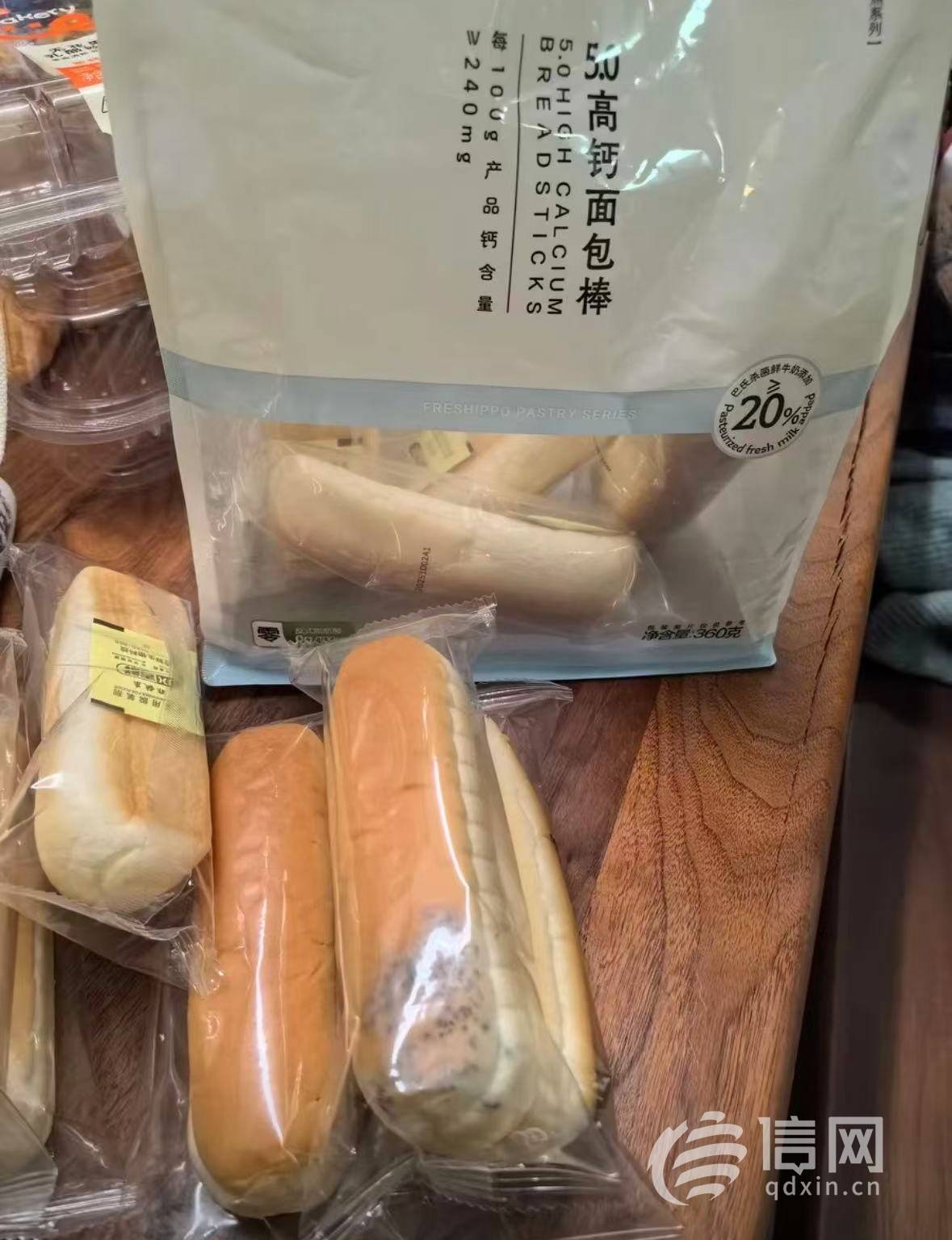 盒马高钙面包棒“高概率”发霉引关注:网友纷纷晒出黑斑照 (图4)