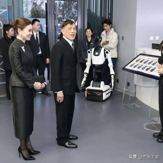 原创             苏提达不愧是空姐出身！同天换两双细高跟，灵隐寺行跪拜礼也轻松