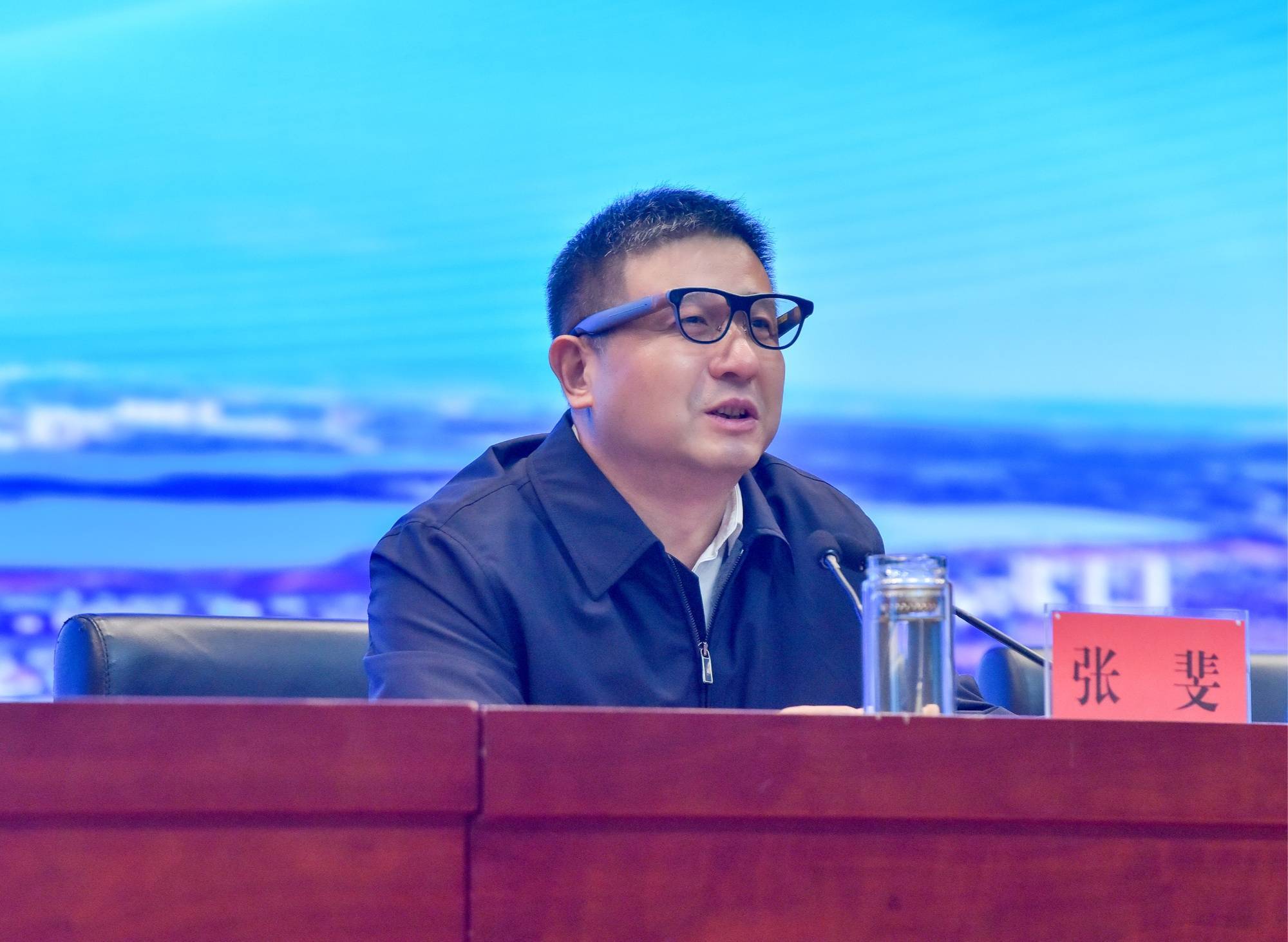 武汉江夏区委书记张斐升任副市长，曾佩戴智能眼镜“脱稿”演讲