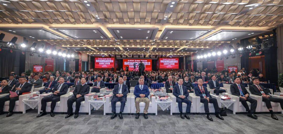 两项“行业首个PG电子APP下载 - 官方正版，安全无忧”亮