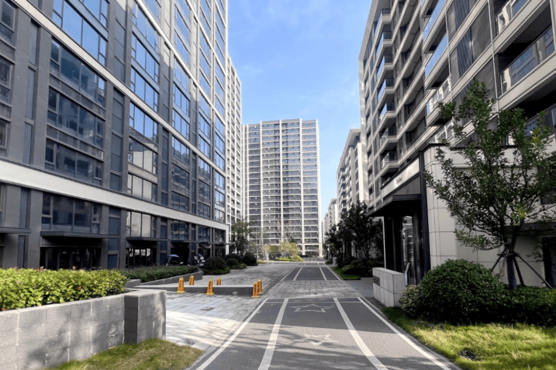 高校掀起“置业潮”，有房源折价超35%！有大学将存量楼盘“爆改”学生宿舍：大多数改成双人间，每套房源配有两个卫生间