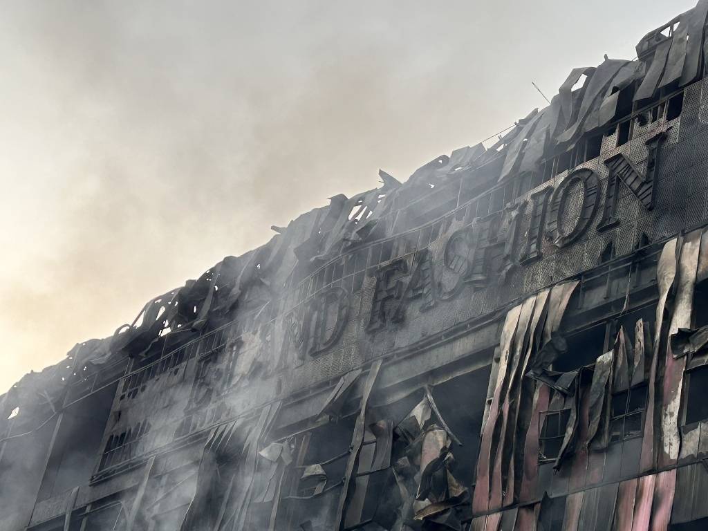 第1现场｜亚洲规模最大时尚物流中心火灾烧了60小时