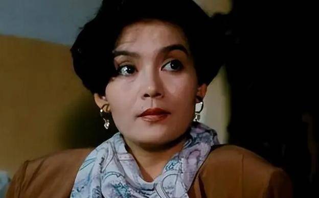 70 岁潘虹近况吓人，走路颤巍神情呆滞，40 年离婚真相藏不住