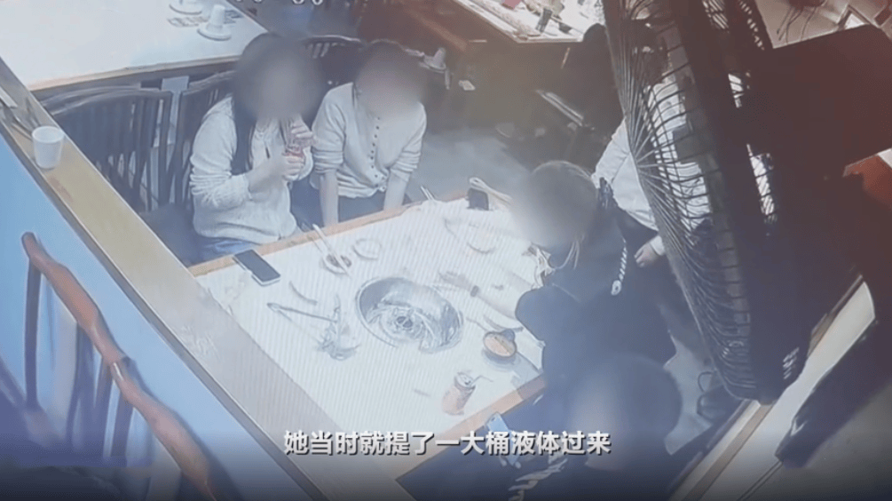 武汉一火锅店店员将燃料倒入明火后引发爆燃，导致顾客头发、耳朵和双手均被烫伤；涉事店铺：正协商赔偿，涉事店员已辞退，起火原因仍在查