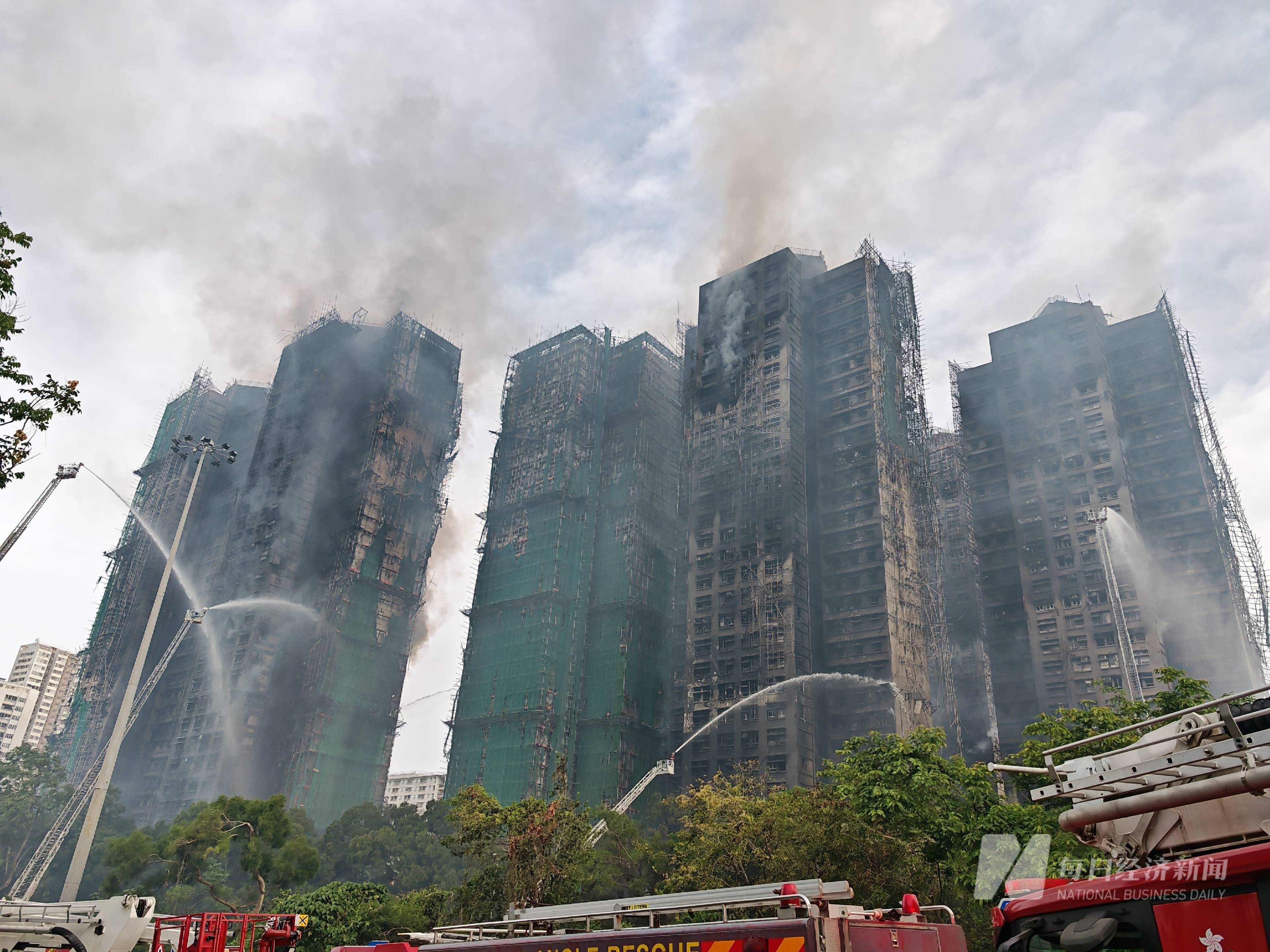 香港大埔火灾现场直击：明火逐渐被扑灭，消防员即将开始上楼搜救