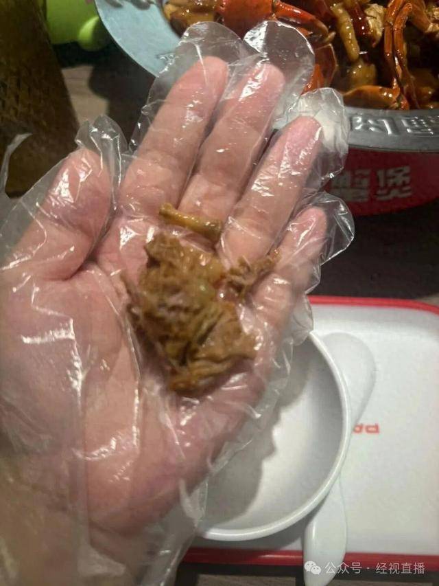 胖哥俩肉蟹煲中食材重复使用?顾客:蟹壳与蟹钳尺寸不符(图1)