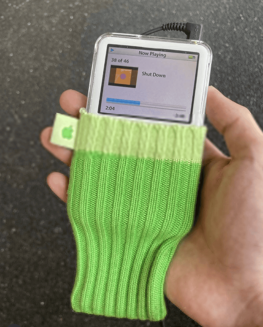 苹果推出1899元的装手机布兜,硬件卷不动只想躺赢?