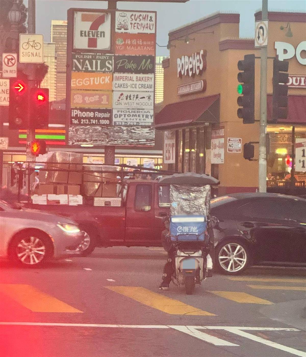 美国洛杉矶街头现饿了么骑手?网友称“中国外卖覆盖全球”,当事人回应