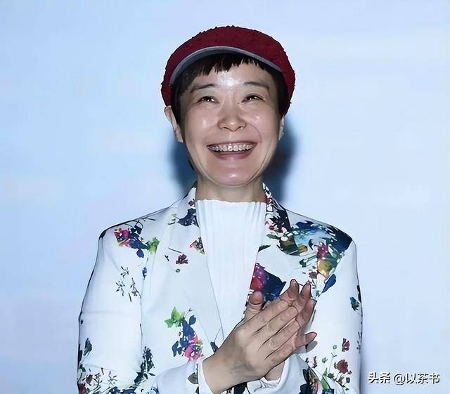 父亲是前央视台长，康辉是同班同学，她嫁初恋30年却至今无儿女
