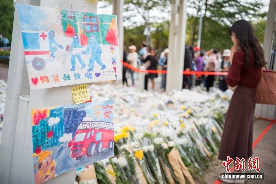 图片[2]-香港民众自发赴现场献花悼念宏福苑火灾罹难者-华闻时空