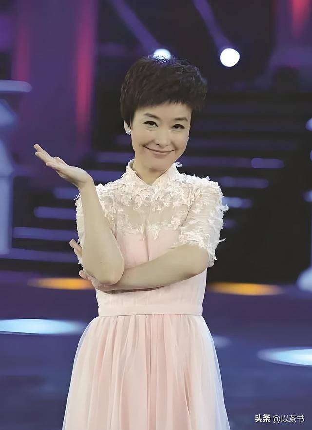 父亲是前央视台长，康辉是同班同学，她嫁初恋30年却至今无儿女