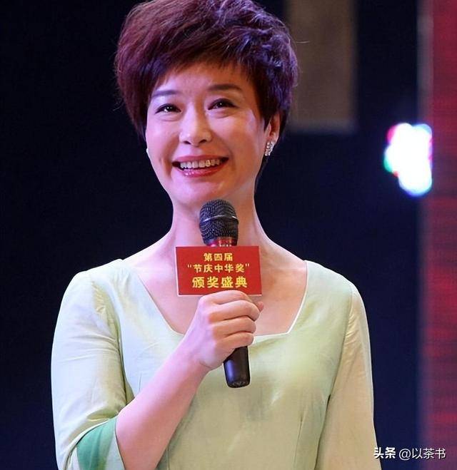 父亲是前央视台长，康辉是同班同学，她嫁初恋30年却至今无儿女