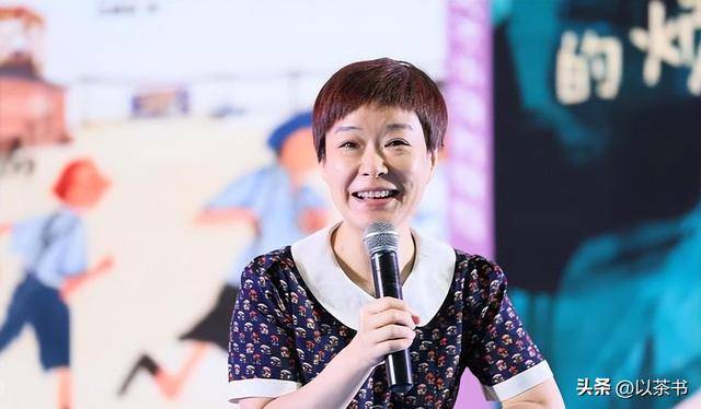 父亲是前央视台长，康辉是同班同学，她嫁初恋30年却至今无儿女