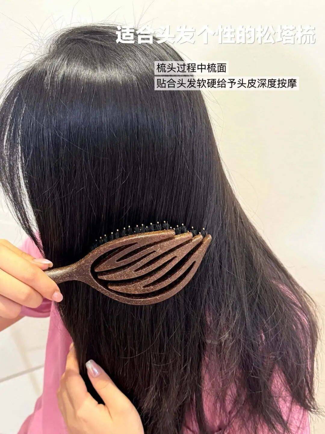 清晨用它梳头时细密的鬃毛会像无数小刷子精准捕捉发顶的油脂和灰尘连