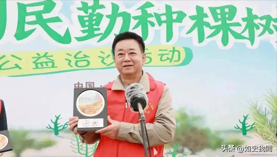 视频里,朱军,董卿,周涛,张泽群素颜重聚,一起朗诵文章