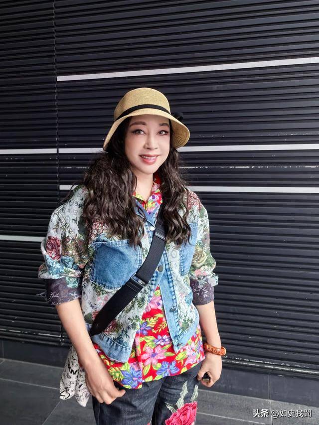 刘晓庆担忧的事发生了!意外摔倒、分不清人,75岁终是败在年纪上