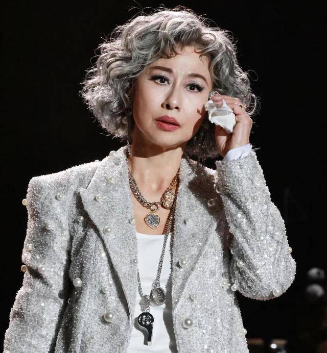 周润发没想到，叶倩文香港火灾后的一个举动，将他最后的体面撕碎