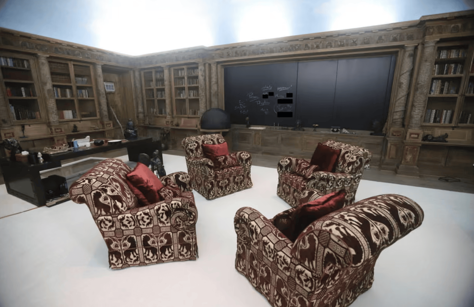 爱泼斯坦“萝莉岛”豪宅内部曝光：诡异面具、牙医椅子、老式座机