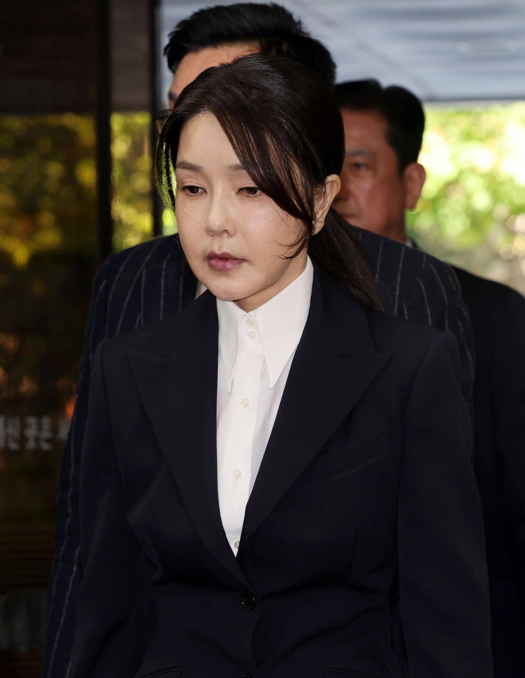 韩戒严事件一周年，金建希被求刑15年、罚金20亿韩元：黑色大衣出庭，全盘否认指控