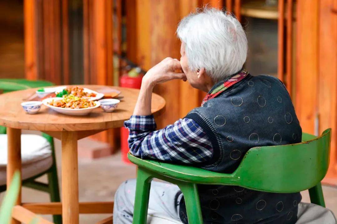 别再为中年发福焦虑!研究发现:最新研究发现:40岁后微胖才是长寿"黄金体重":有助于维持生理功能 抵御疾病人到中年,不要过度减肥了(图5)