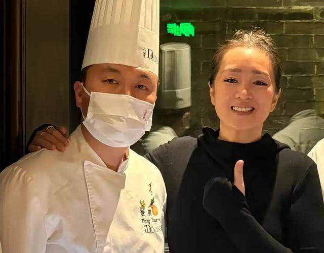 马克龙夫妇吃北京烤鸭!巩俐低调陪同有地位,穿一身黑衣气场超强