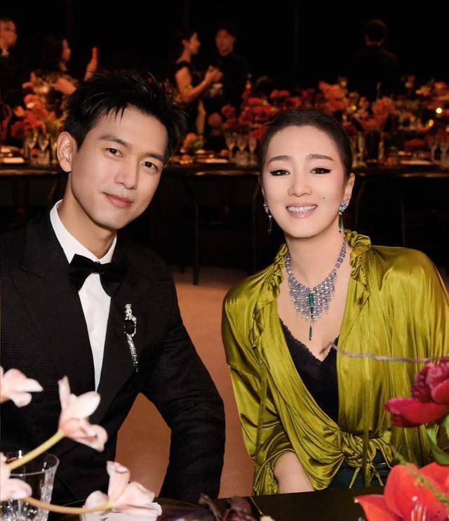 马克龙夫妇吃北京烤鸭!巩俐低调陪同有地位,穿一身黑衣气场超强