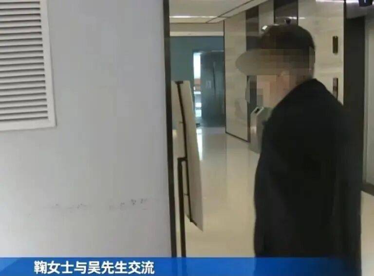 男子带八旬母亲和10岁孩子住酒店，4个多月拖欠近5000元房费，老板倒贴都不搬：“这是经济纠纷，请去法院起诉我”