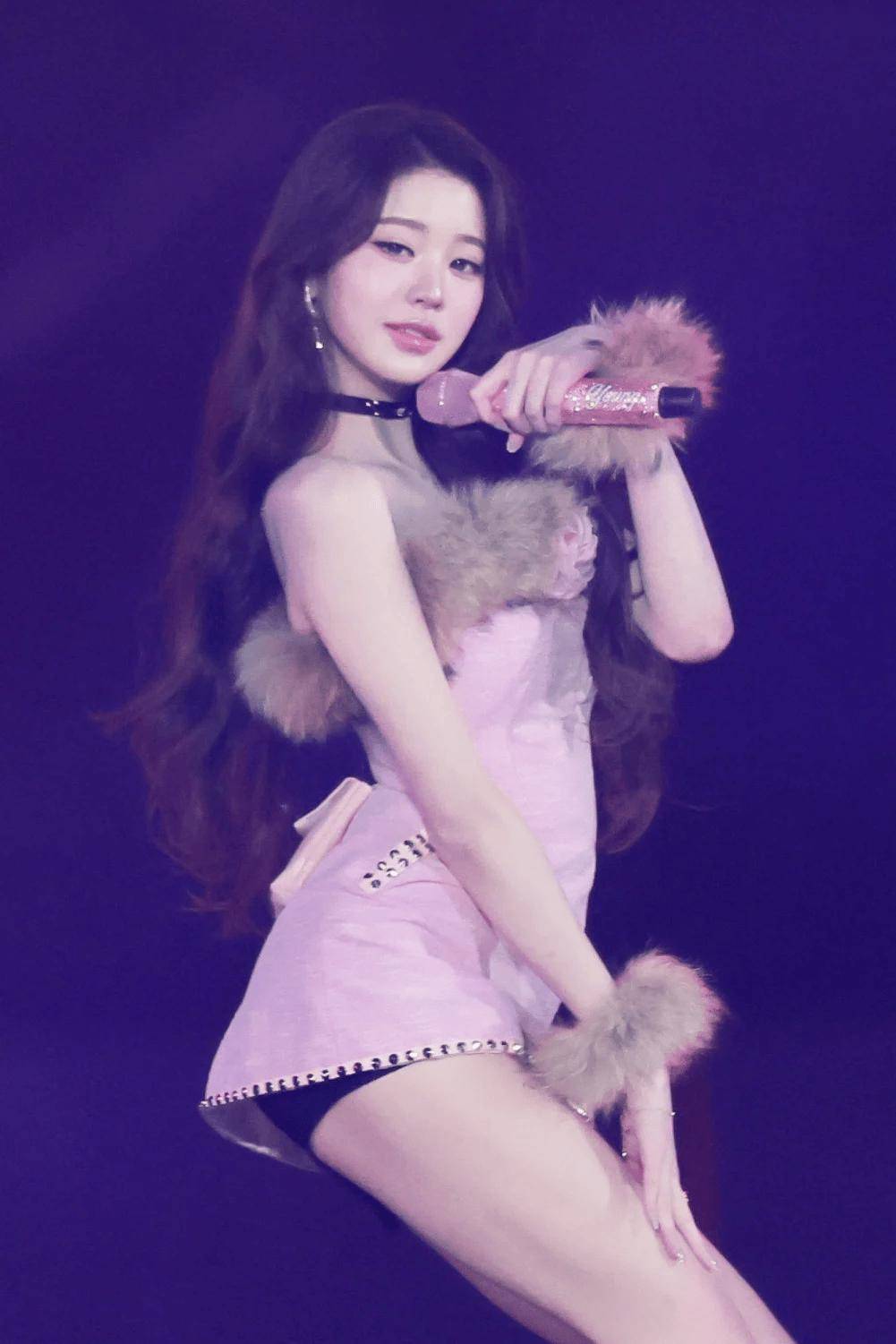 她惊艳亮相“AAA 2025”,美貌引发热议 插图2 她惊艳亮相“AAA 2025”,美貌引发热议 插图2