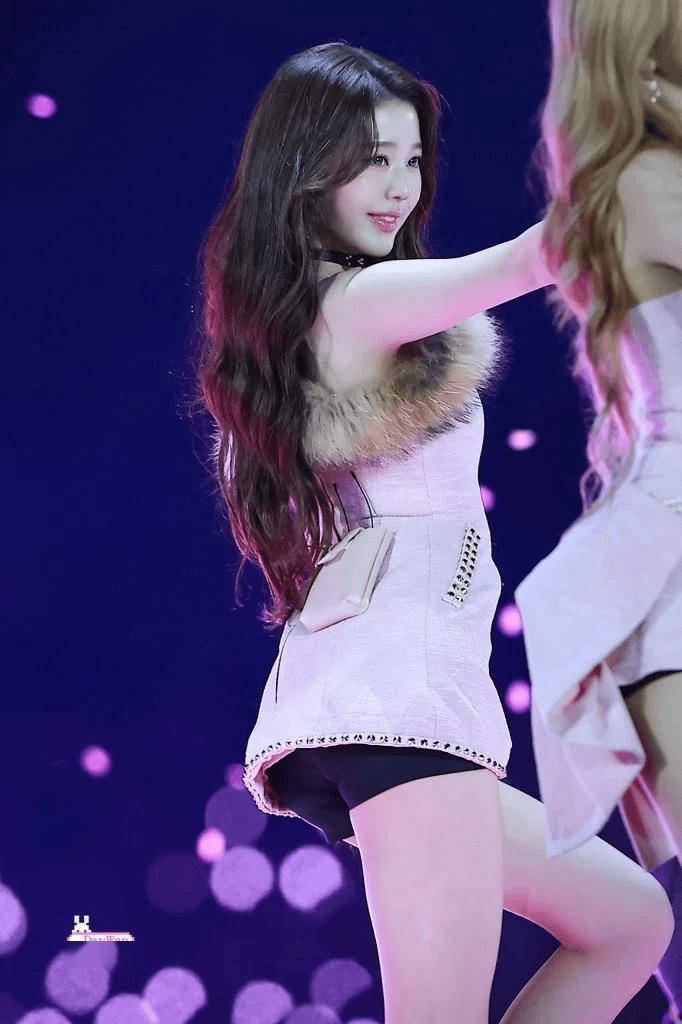 她惊艳亮相“AAA 2025”,美貌引发热议 插图1 她惊艳亮相“AAA 2025”,美貌引发热议 插图1