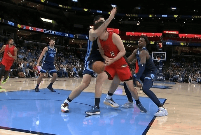 转身暴扣！杨瀚森NBA生涯首次首发，拿下4分5篮板2助攻