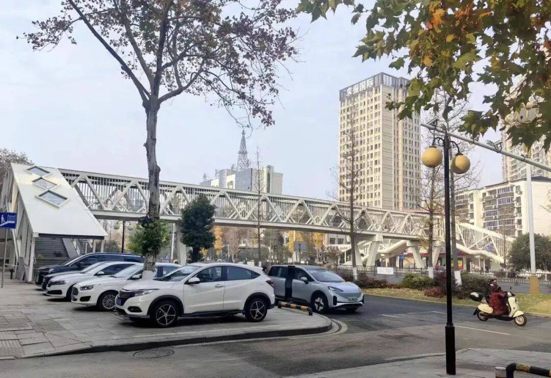 长虹路过街天桥即将正式通行!行人过街更安全_施工_主桥_居民
