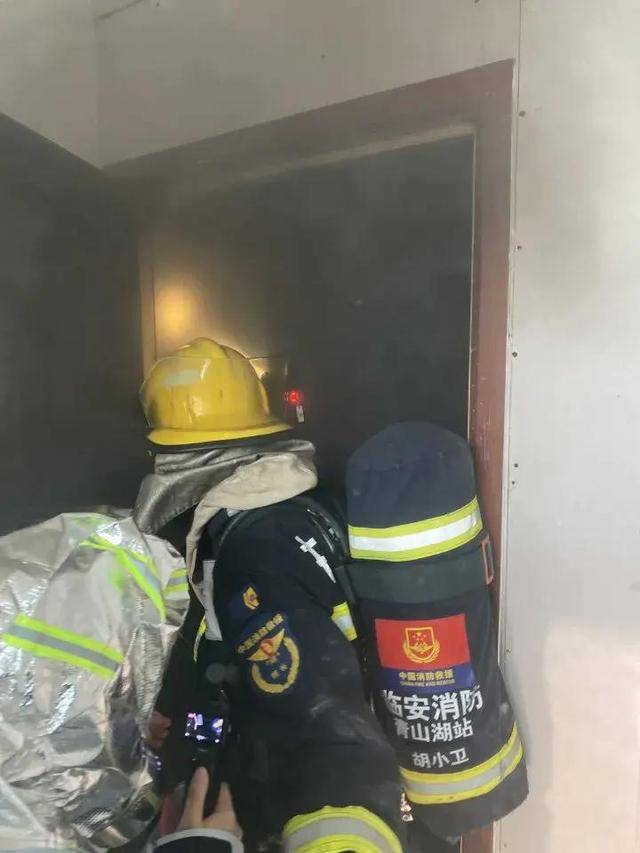 高层起火，卫生间是理想的避难场所？实测：11分钟就撑不住，最佳场所有个点很关键