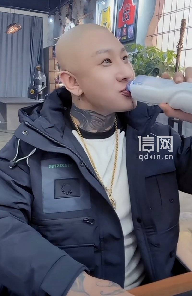 网红"方丈"遭平台封禁换号复出:直播中低俗表演声称喝母乳(图1)