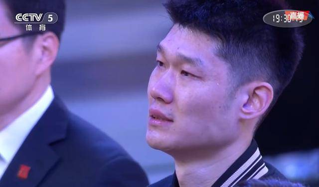 颁奖仪式：广厦将帅领取冠戒+总冠军旗帜升空 胡金秋激动哽咽