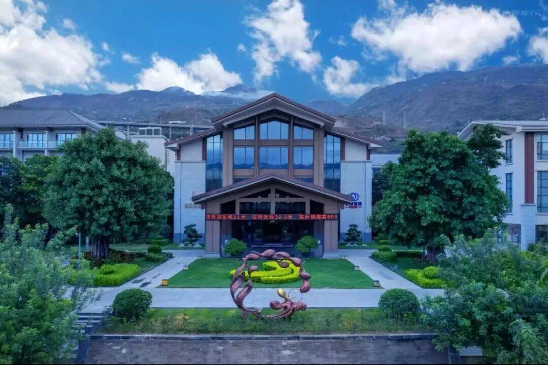 巧家金沙酒店是本次比赛的官方酒店,同时也是领物地点,距离比赛出发点