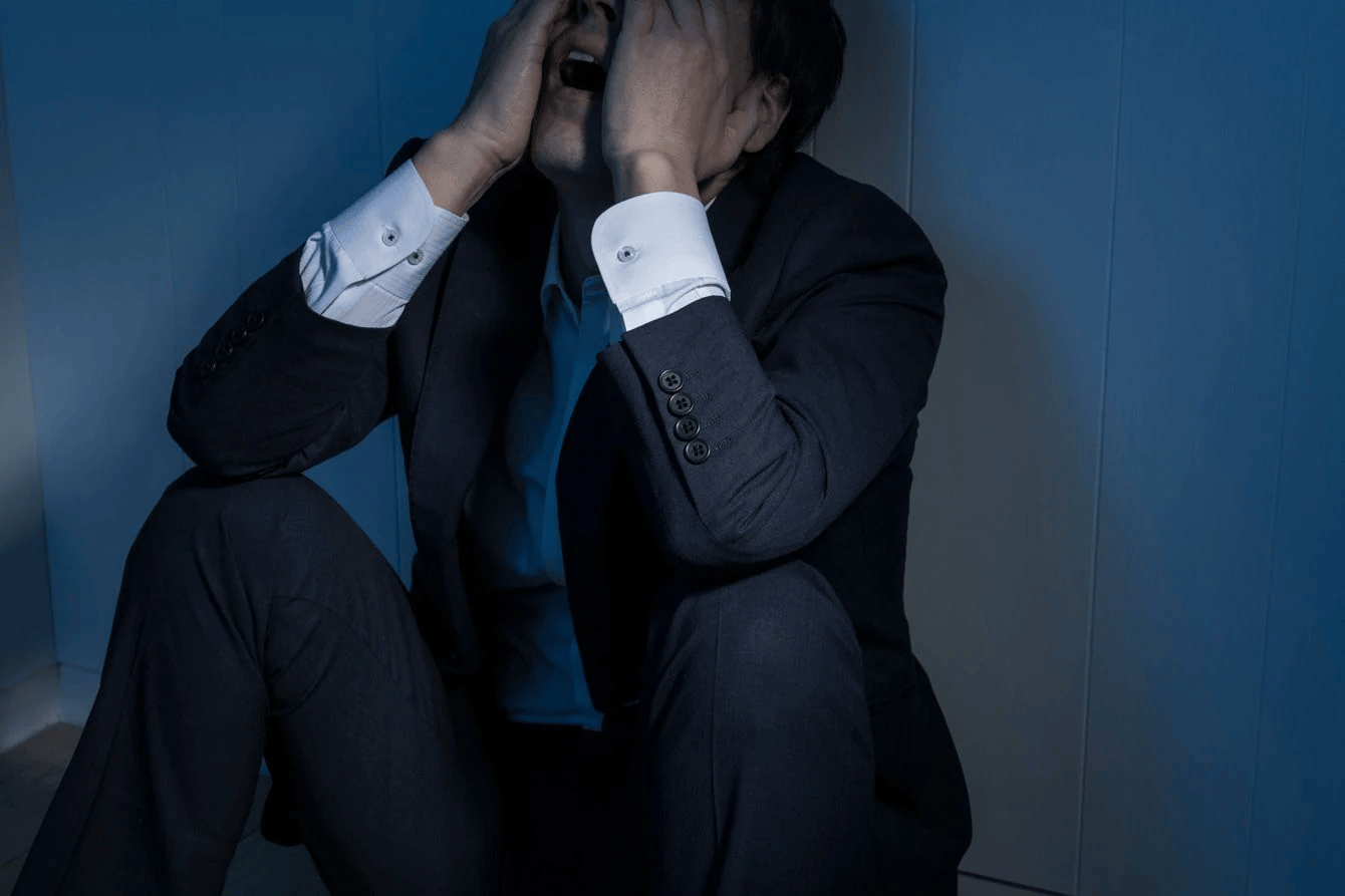 日本男子在家中猝死多日，妻女闻到异味才发现，平时只用手机联系