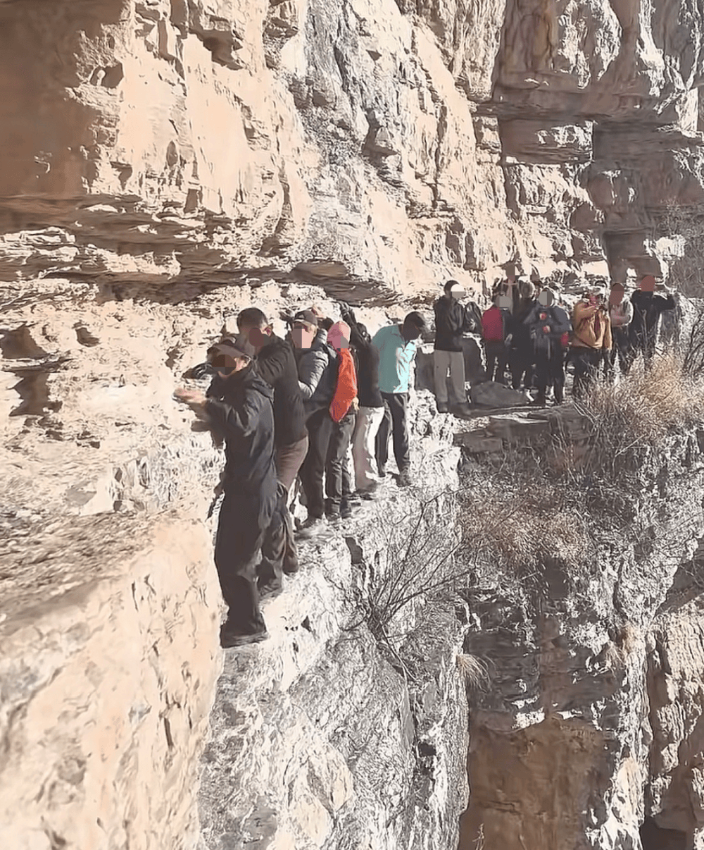 多名驴友无防护攀爬北京一悬崖峭壁，村镇回应：属未开发区域，峭壁深数百米十分危险，将加强劝导