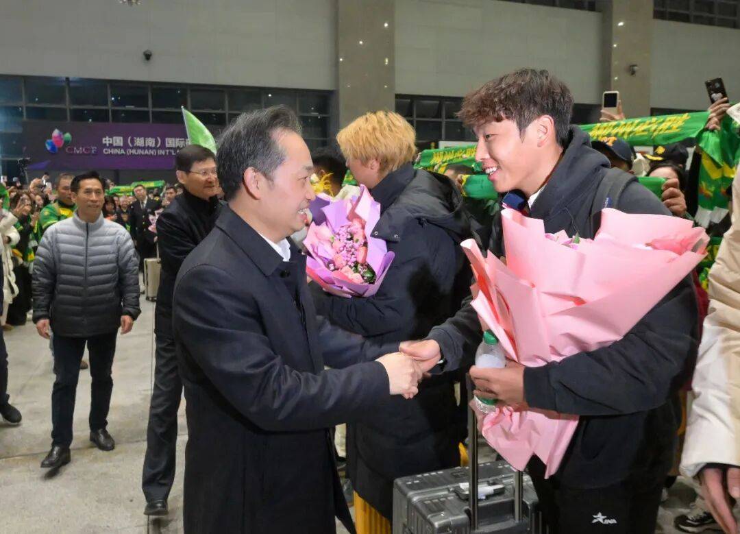 15日00:18分,湘超郴州队球员及球迷搭乘高铁抵达郴州,市委书记吴巨培