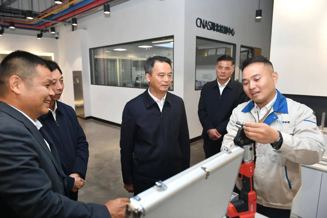 周锋调研新材料产业集群发展情况时强调:着力构建良好产业生态 坚定促进产业集群发展_企业_咸宁_创新