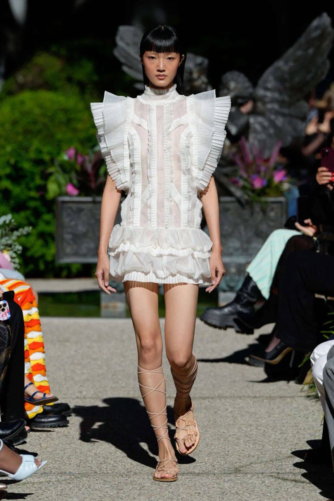 钩进时装秀的 j