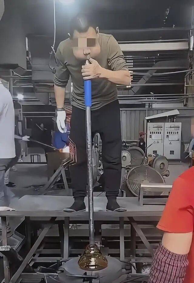 男子吹玻璃30年致腮帮变形，调侃自己是“青蛙王子”会蛤蟆功