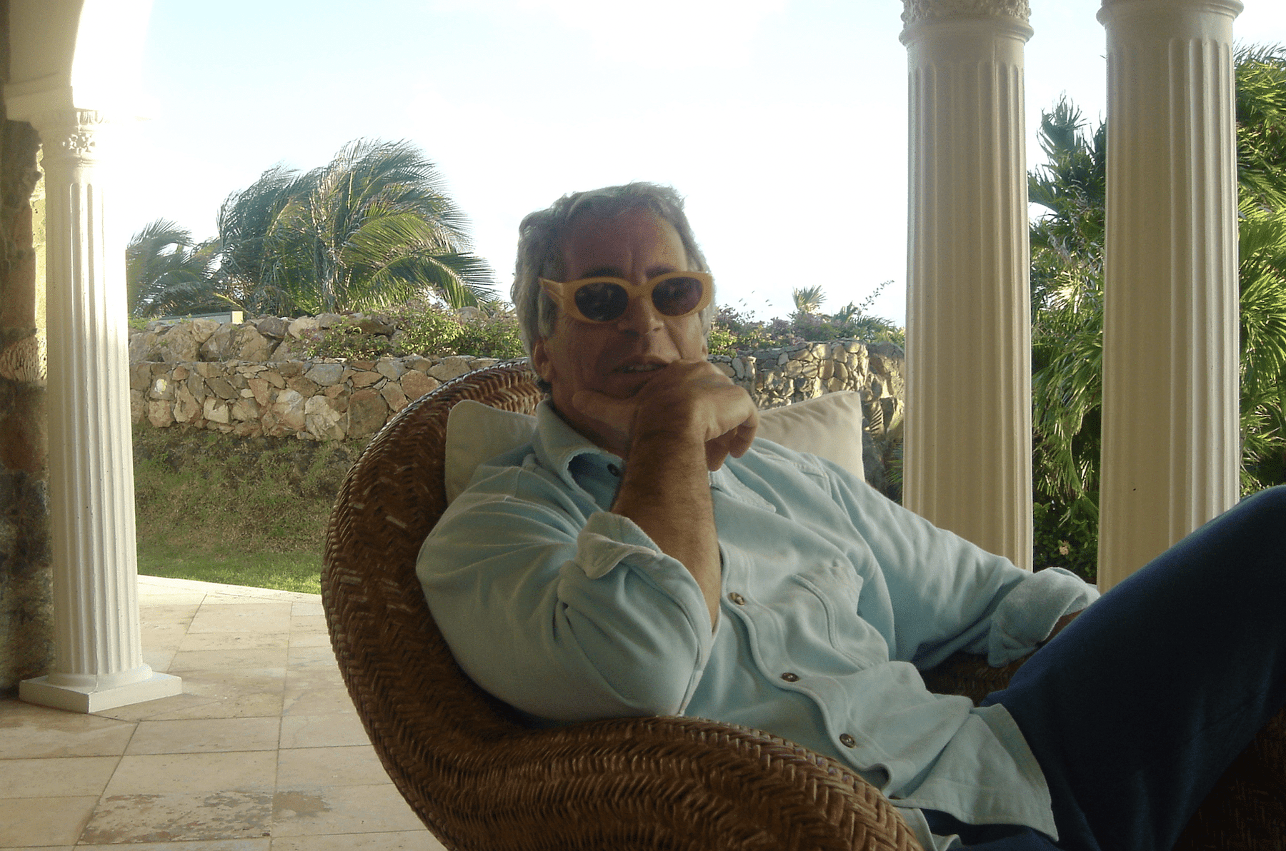 美司法部再公开两批爱泼斯坦案文件，超550页被涂黑，克林顿被大量提及