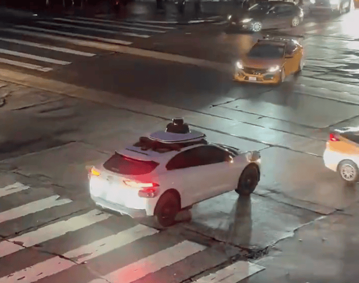 红绿灯不工作Waymo自动驾驶车辆当街集体趴窝，马斯克：特斯拉不受影响