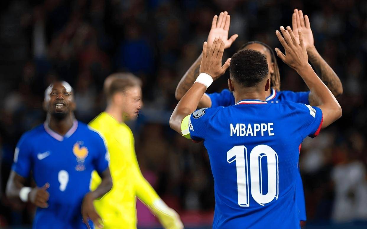 原创             足坛荣耀与落寞：曼城进四强，姆巴佩演帽子戏法，大巴黎六冠王封神